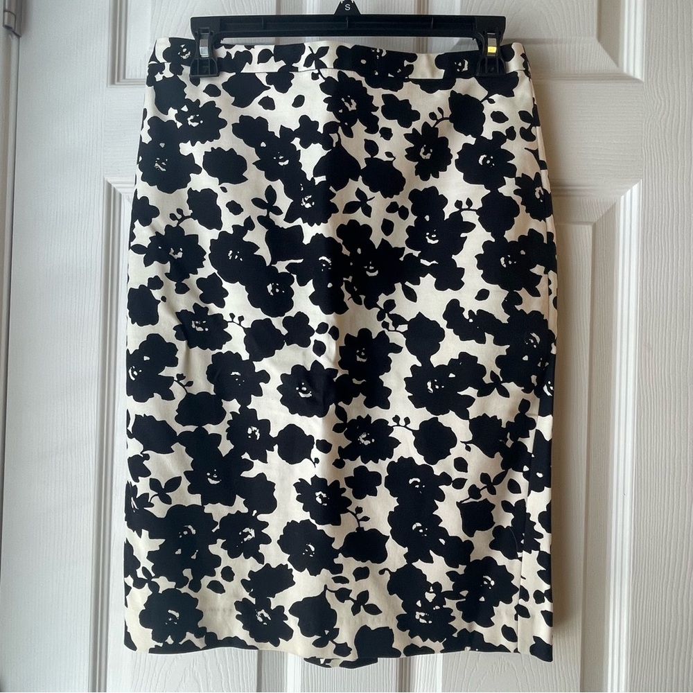 Ann Taylor LOFT floral black and white pencil skirt size 2